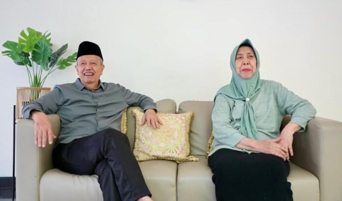Mantan Gubernur Jateng Ali Mufiz dan istri