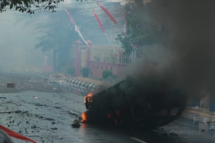 mobil terbakar pada Demo Pati