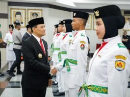 Gubernur Jateng ketika kukuhkan Paskibraka 2025