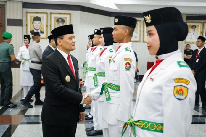 Gubernur Jateng ketika kukuhkan Paskibraka 2025