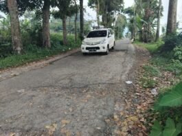Jalan menuju lokasi wisata Air Terjun Jumog yang berada di Desa Berjo Karanganyar rusak parah.