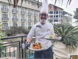 Executive Chef Nava Hotel menunjukkan menu Mozaik Nusantara dalam rangka HUT ke 80 Kemerdekaan RI.