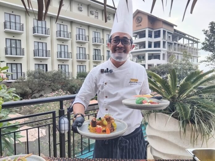 Executive Chef Nava Hotel menunjukkan menu Mozaik Nusantara dalam rangka HUT ke 80 Kemerdekaan RI.