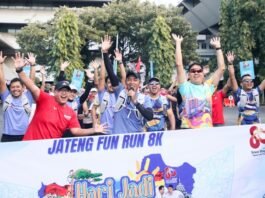 Sekda Jateng Sumarno ketika melepas Jateng Fun Run 8K