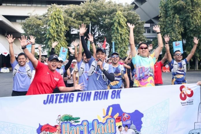 Sekda Jateng Sumarno ketika melepas Jateng Fun Run 8K