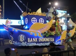 Kendaraan hias meriahkan night carnival