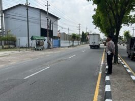 Aparat Kepolisian dari Unit Gakkum Sat Lantas Polres Karanganyar, usai melakukan olah TKP. (Foto:ist)