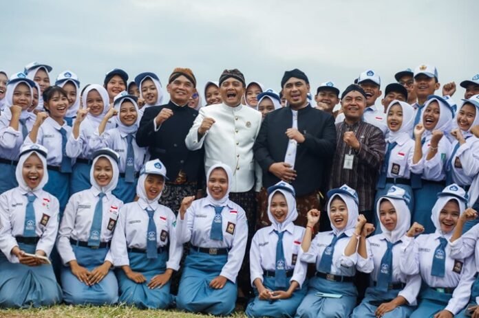 Gubernur Jateng Ahmad Luthfi, Wakil Gubernur Taj Yasin Maimoen serta Ketua DPRD Jateng Sumanto di upacara Hari Jadi ke 80 Prov Jawa Tengah di KEK Industropolis Batang