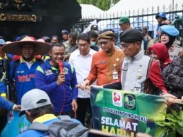 Sekda Jateng Sumarno ketika menemui massa demo petugas irigasi di Gubernuran.