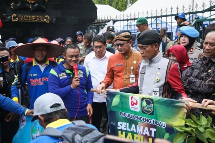 Sekda Jateng Sumarno ketika menemui massa demo petugas irigasi di Gubernuran.