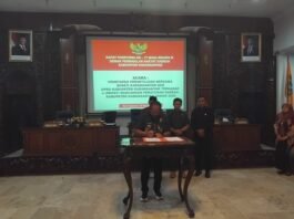 Bupati Karanganyar Rober Christanto menandatangani kesepakatan bersama empat Raperda Tahun 2025.
