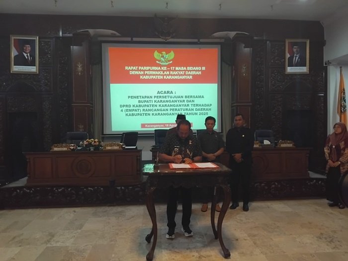 WhatsApp Image 2025-08-19 at 14.54.26 Bupati Karanganyar Rober Christanto menandatangani kesepakatan bersama empat Raperda Tahun 2025.