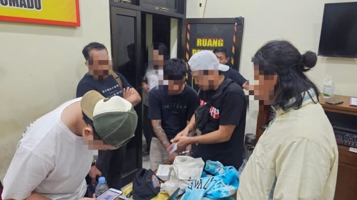 Kedua pelaku diamankan tim gabungan Unit Reskrim Polsek Colomadu bersama Sat Reskrim Polres Karanganyar.