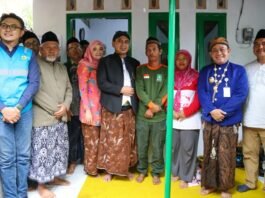 Wagub Jateng Taj Yasin dan istri saat mengunjungi rumah tidak layak huni di Pekalongan yang diperbaiki melalui program perbaikan RTLH tahun 2025.