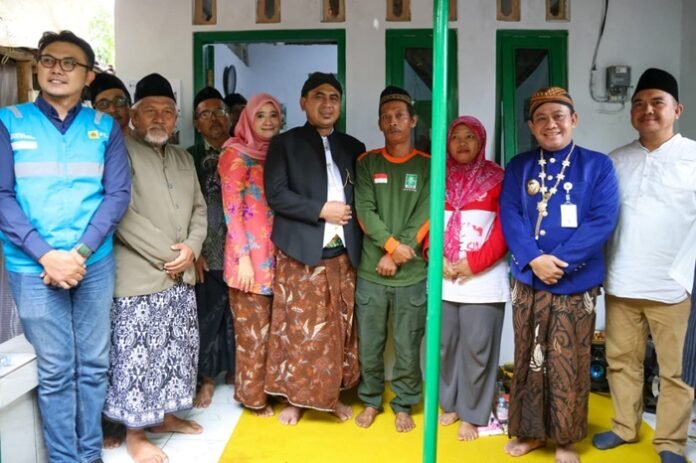 Wagub Jateng Taj Yasin dan istri saat mengunjungi rumah tidak layak huni di Pekalongan yang diperbaiki melalui program perbaikan RTLH tahun 2025.