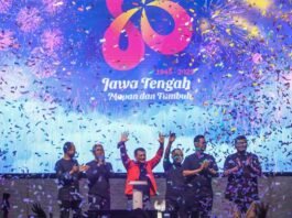 Gubernur Jateng Ahmad Luthfi didampingi beberapa pejabat lain ketika rayakan Hari Jadi ke 80 Provinsi Jawa Tengah di Jepara Selasa (19/8/2025) malam.