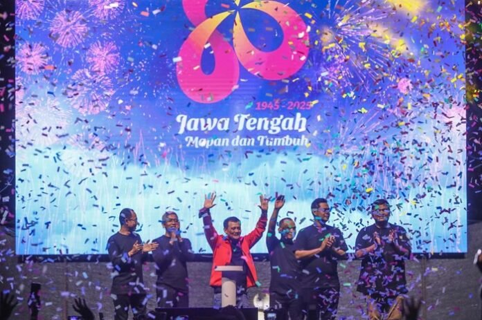 Gubernur Jateng Ahmad Luthfi didampingi beberapa pejabat lain ketika rayakan Hari Jadi ke 80 Provinsi Jawa Tengah di Jepara Selasa (19/8/2025) malam.