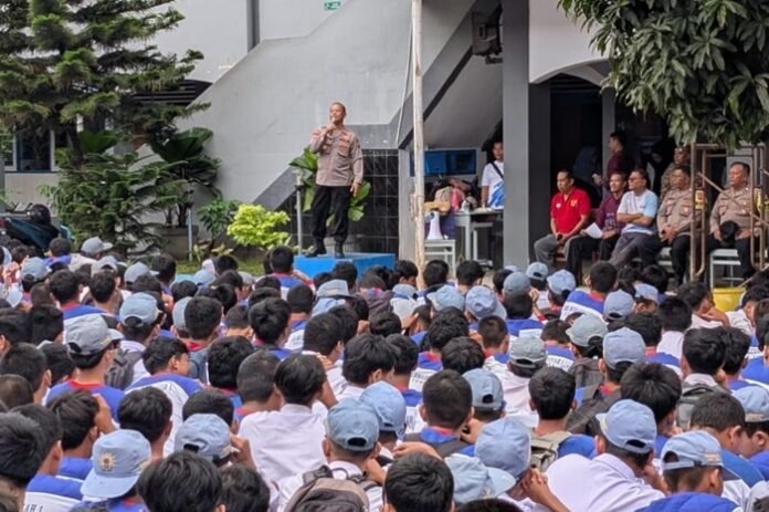 Kapolsek Tegal Timur ketika kunjungi sekolah
