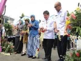 Kepala Dinas Koperasi dan UKM Provinsi Jawa Tengah, Eddy Sulistiyo Bramiyanto serta pejabat lainnya ketika membuka Pameran Hari Jadi ke-80 Provinsi Jawa Tengah yang digelar di halaman Kantor Gubernuran