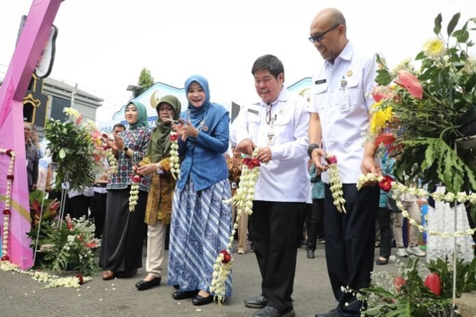 Kepala Dinas Koperasi dan UKM Provinsi Jawa Tengah, Eddy Sulistiyo Bramiyanto serta pejabat lainnya ketika membuka Pameran Hari Jadi ke-80 Provinsi Jawa Tengah yang digelar di halaman Kantor Gubernuran