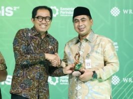Wakil Gubernur Jateng Taj Yasin Maimoen ketika menerima penghargaan Industri Hijau