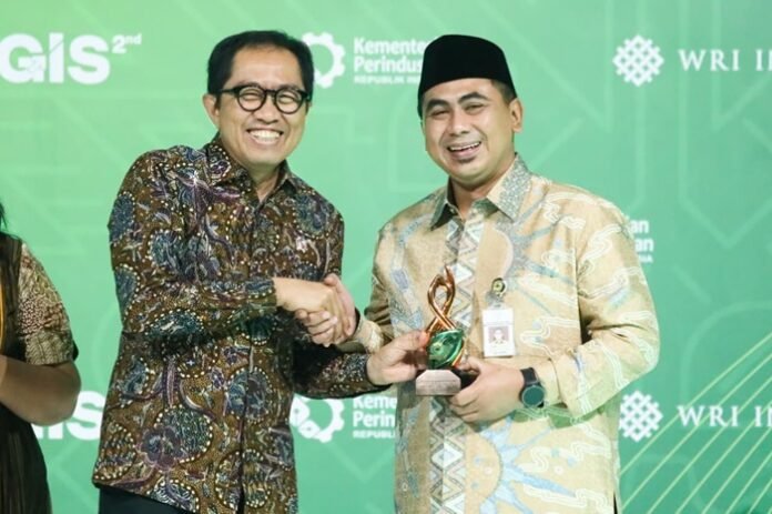 Wakil Gubernur Jateng Taj Yasin Maimoen ketika menerima penghargaan Industri Hijau