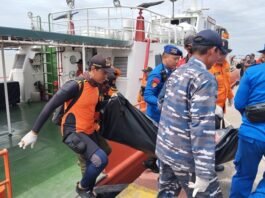 Tim SAR ketika evakuasi korban
