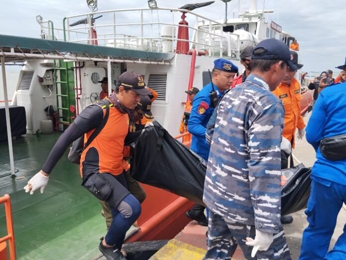 Tim SAR ketika evakuasi korban