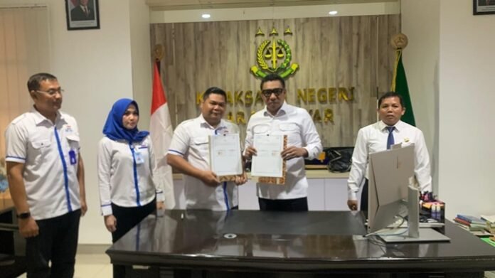 Kajari Karanganyar Roberth Jimmy Lambila bersama Dirut PUD Aneka Usaha Samidi beserta jajaran usai MoU.