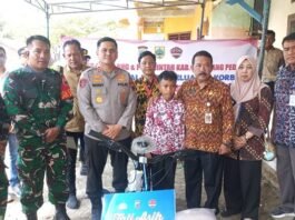 Kapolres Pemalang dan pejabat lainnya ketika kunjungi anak korban pembunuhan.