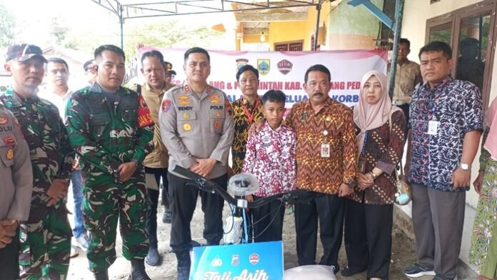 Kapolres Pemalang dan pejabat lainnya ketika kunjungi anak korban pembunuhan.
