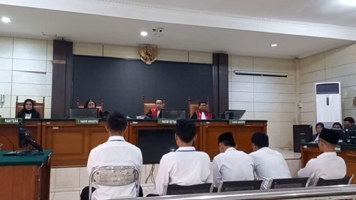 Suasana sidang eksepsi lima mahasiwa terdakwa dalam Aksi May Day di Pengadilan Negeri (PN) Semarang, Kamis (21/8/2025).
