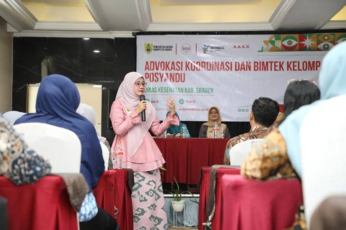 WhatsApp Image 2025-08-21 at 20.26.27 Ketua Tim Pembina Posyandu Jawa Tengah, Nawal Arafah Yasin, dalam kegiatan “Advokasi, Koordinasi, dan Bimtek Kelompok Kerja Posyandu” yang digelar oleh Dinas Kesehatan Kabupaten Sragen di Hotel Adhiwangsa, Surakarta,