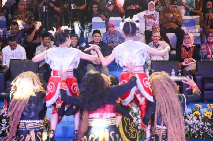 Wakil Gubernur Jateng Taj Yasin Maimoen ketika saksikan parade seni budaya Hari Jadi ke 80 Prov Jateng Kamis (21/8/2025) malam.