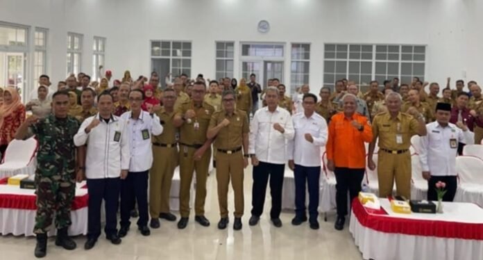 Sekda Karanganyar Timotius Suryadi beserta jajaran usai peluncuran bulan dana PMI.