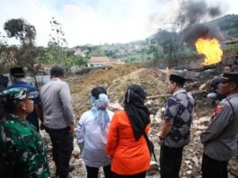 Wagub Jateng Taj Yasin meninjau lokasi bencana sumur bor meledak di Desa Gandu Kecamatan Bogorejo, Blora, (Jumat, 22/08/2025).