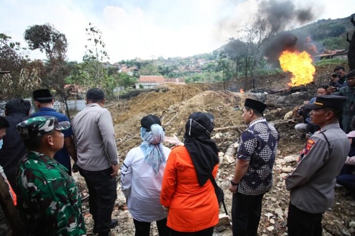 Wagub Jateng Taj Yasin meninjau lokasi bencana sumur bor meledak di Desa Gandu Kecamatan Bogorejo, Blora, (Jumat, 22/08/2025).