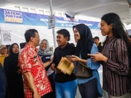 Gubernur Jateng Ahmad Luthfi ketika di Job Fair di Kantor Disnakertrans Jateng
