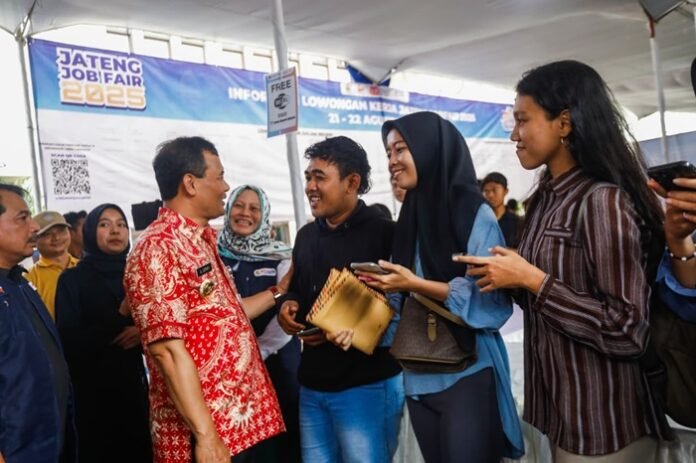 Gubernur Jateng Ahmad Luthfi ketika di Job Fair di Kantor Disnakertrans Jateng
