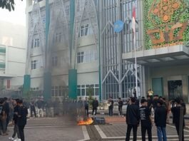 Demo mahasiswa UIN Walisongo di depan gedung rektorat