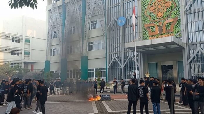 Demo mahasiswa UIN Walisongo di depan gedung rektorat