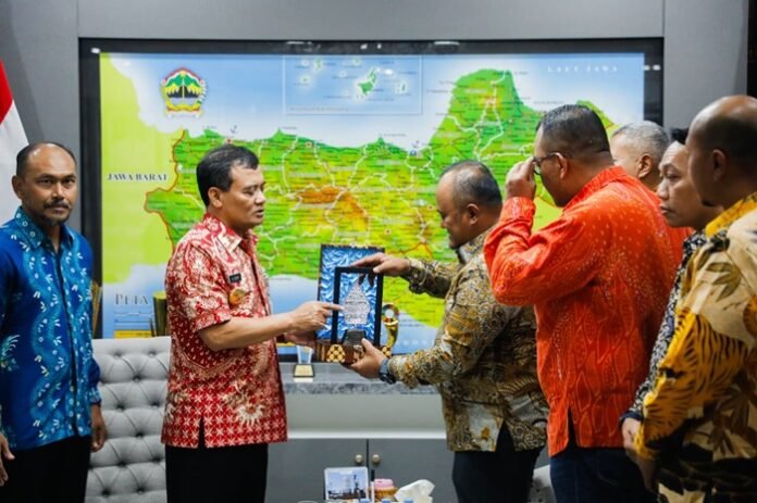 Gubernur Jateng Ahmad Luthfi saat menerima audiensi dari jajaran Pelindo dan Asosiasi Pelabuhan di kantornya
