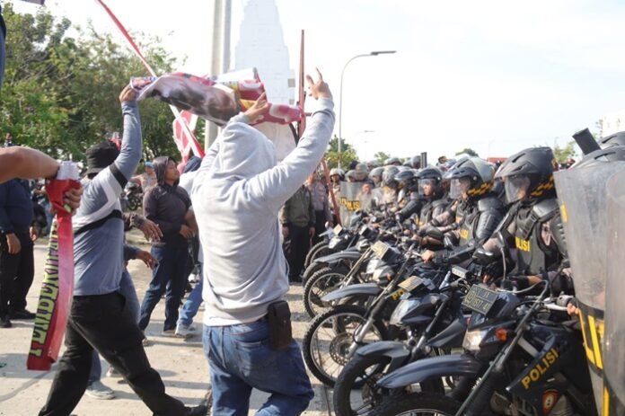 Polres Brebes ketika latihan penanganan demo unjuk rasa