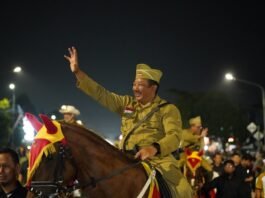 Bupati Karanganyar Rober Christanto ketika naik kuda di gelaran Karanganyar Night Carnival