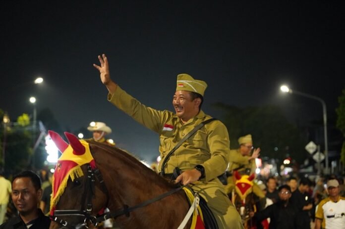 Bupati Karanganyar Rober Christanto ketika naik kuda di gelaran Karanganyar Night Carnival