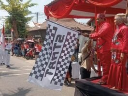 Wabup Tegal Ahmad Kholid mengibaskan bendera tanda pelepasan peserta pawai karnaval.