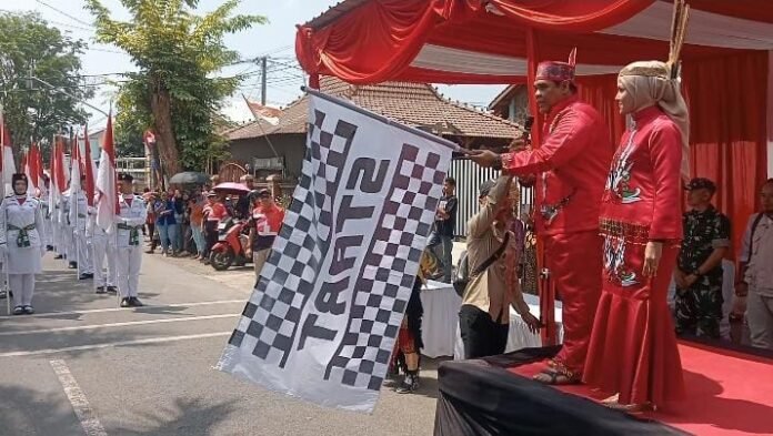Wabup Tegal Ahmad Kholid mengibaskan bendera tanda pelepasan peserta pawai karnaval.