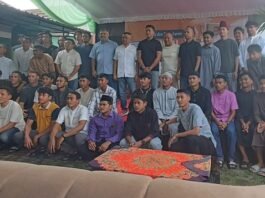Manajemen dan pemain Kendal Tornado FC ketika menggelar tasyakuran di Pondok Pesantren Al Wahdah, Boja, Kabupaten Kendal