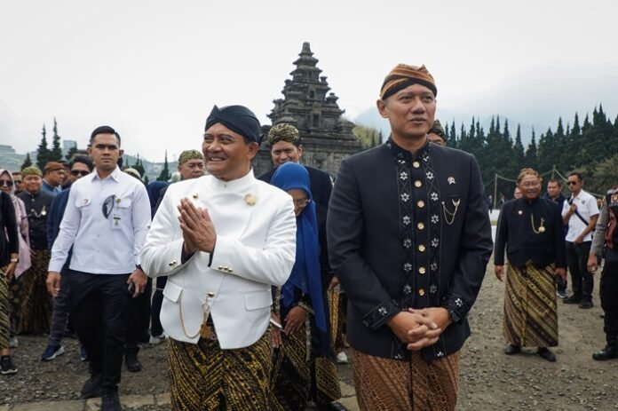 Gubernur Jateng Ahmad Luthfi dan Menteri Koordinator Bidang Infrastruktur dan Pembangunan Kewilayahan, Agus Harimurti Yudhoyono ketika di wisata Dieng.