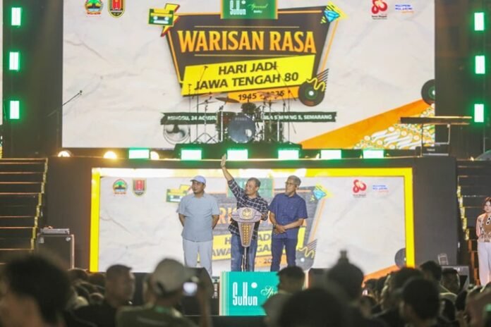 Gubernur Jawa Tengah Ahmad Luthfi, didampingi Wakil Gubernur Taj Yasin dan Sekretaris Daerah Provinsi Jateng Sumarno di acara puncak peringatan Hari Jadi ke 80 Provinsi Jawa Tengah di Lap Simpang Lima Semarang